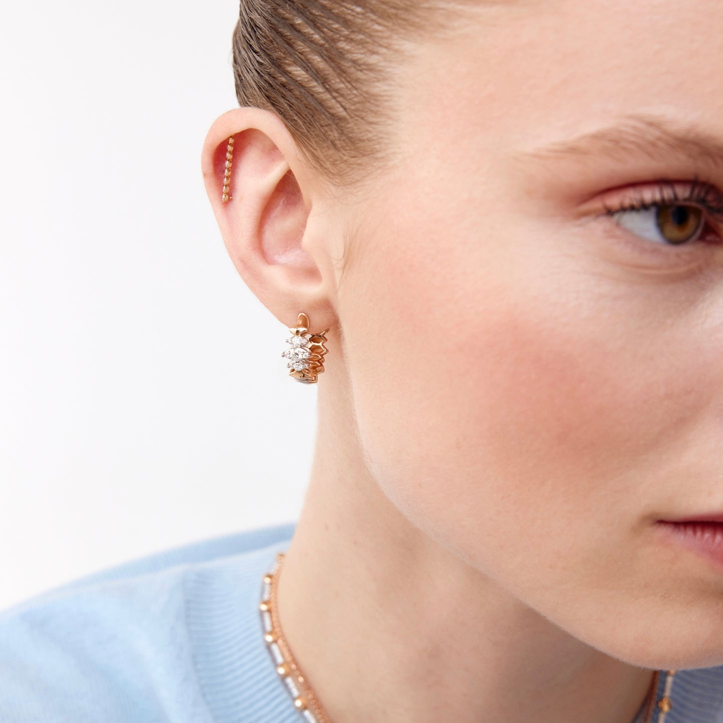 Marquisa halka küpe 14K altın pırlanta detaylı - kulak üzerinde görünüm