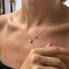14K altın pırlanta taşlı Falling Star yıldız kolye boyunda görünüm