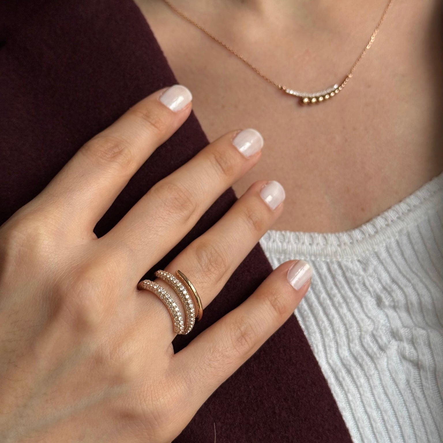 Curvy yüzük detay görünüm - 14K altın baget pırlanta yüzük - Ala Fine Jewelry