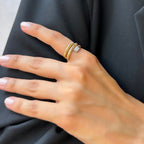 Serpira pırlanta yüzük parmakta görünümü, 14K altın üzerinde parlak pırlanta dizilimi