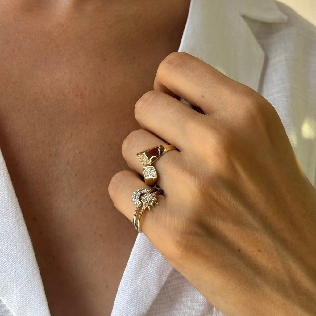 14K altın Day and Night yüzük baget pırlanta detayları model parmağında