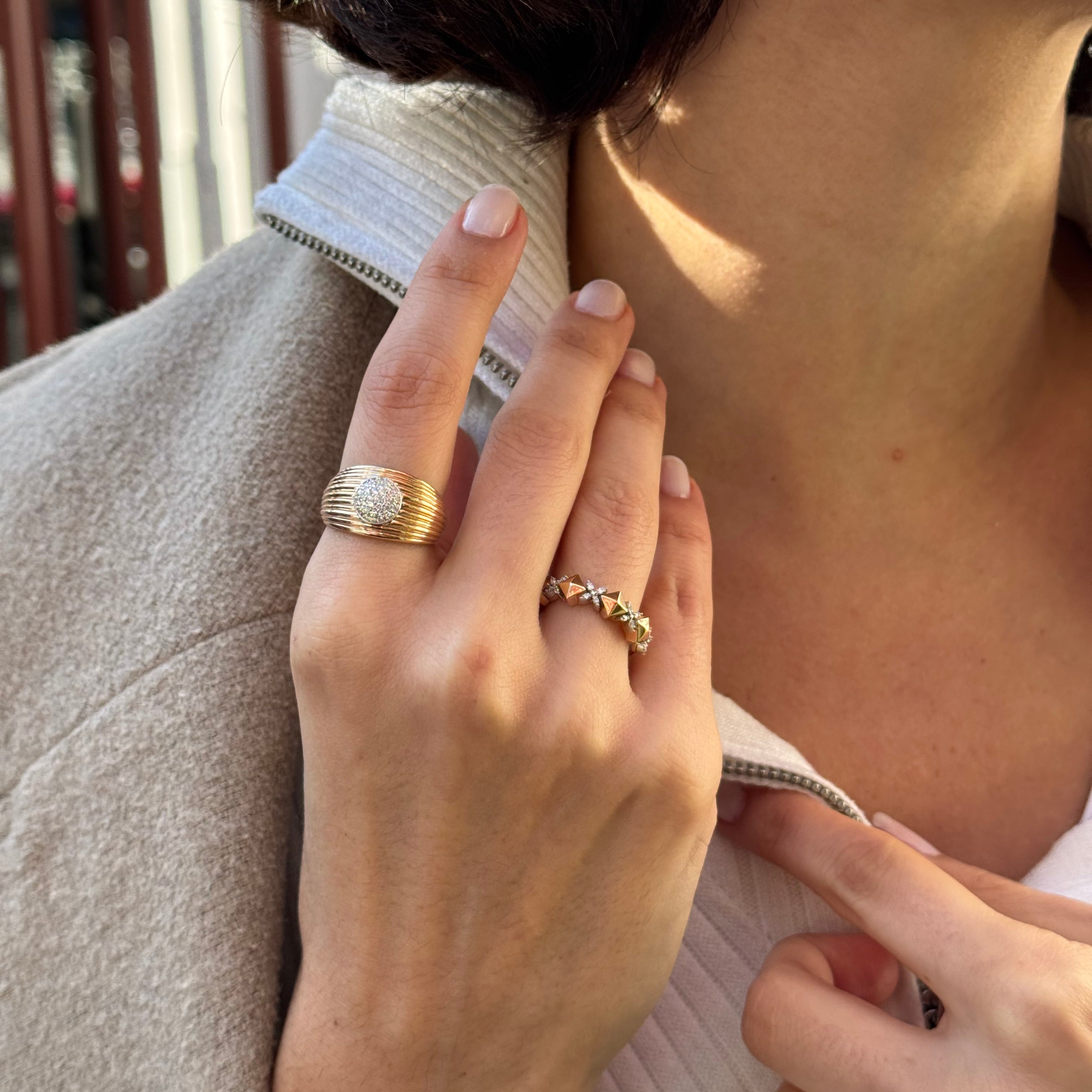 Shamrock yüzük detay görünüm - 14K altın baget pırlanta yüzük - Ala Fine Jewelry