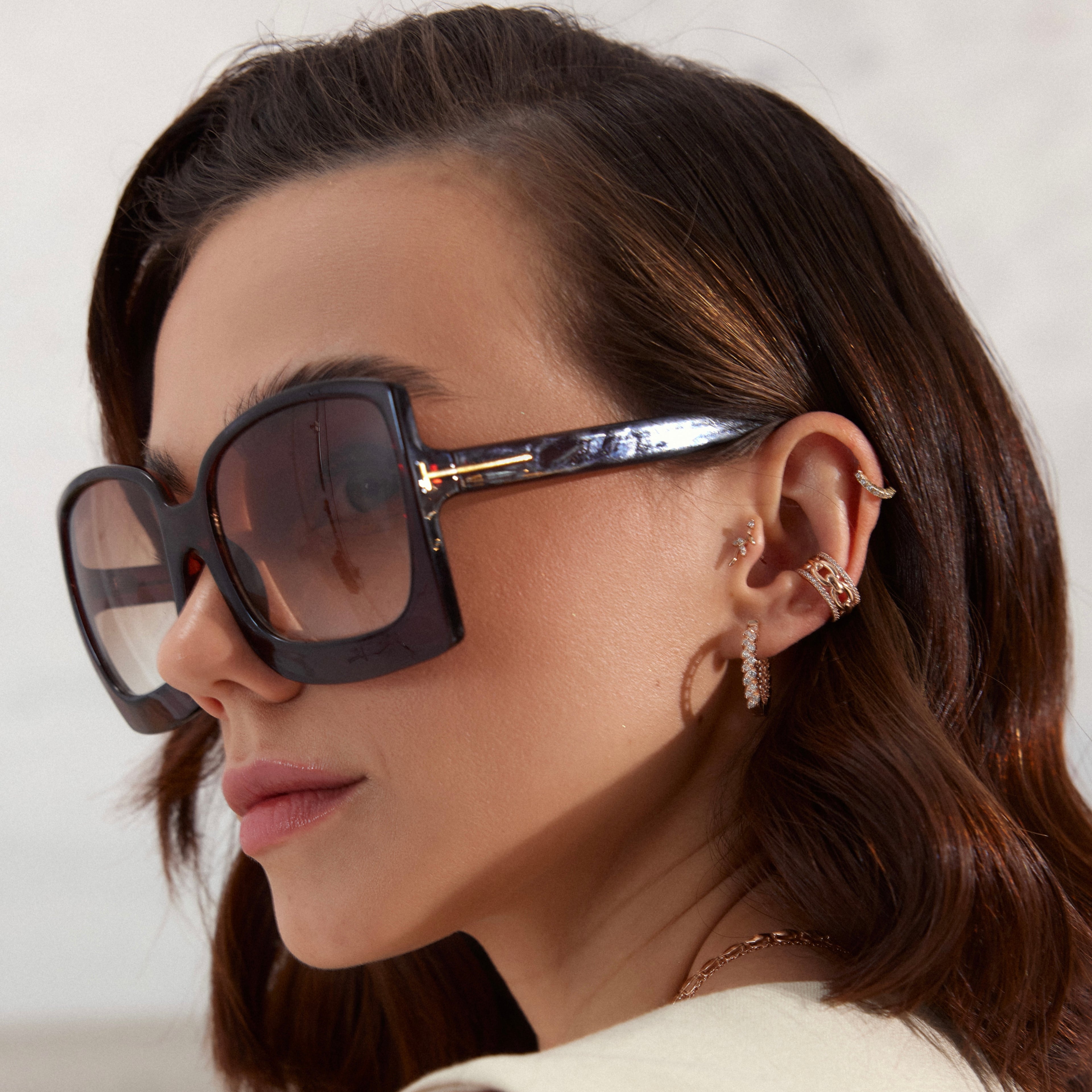 Bezel Küpe - 0.56 ct pırlanta 14K altın halka küpe kulakta görünümü