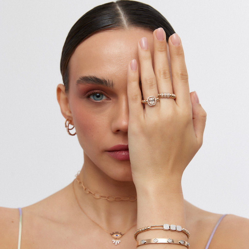 14K altın Croissante yüzük - croissant tasarımlı baguette pırlanta yüzük, parmakta görünüm