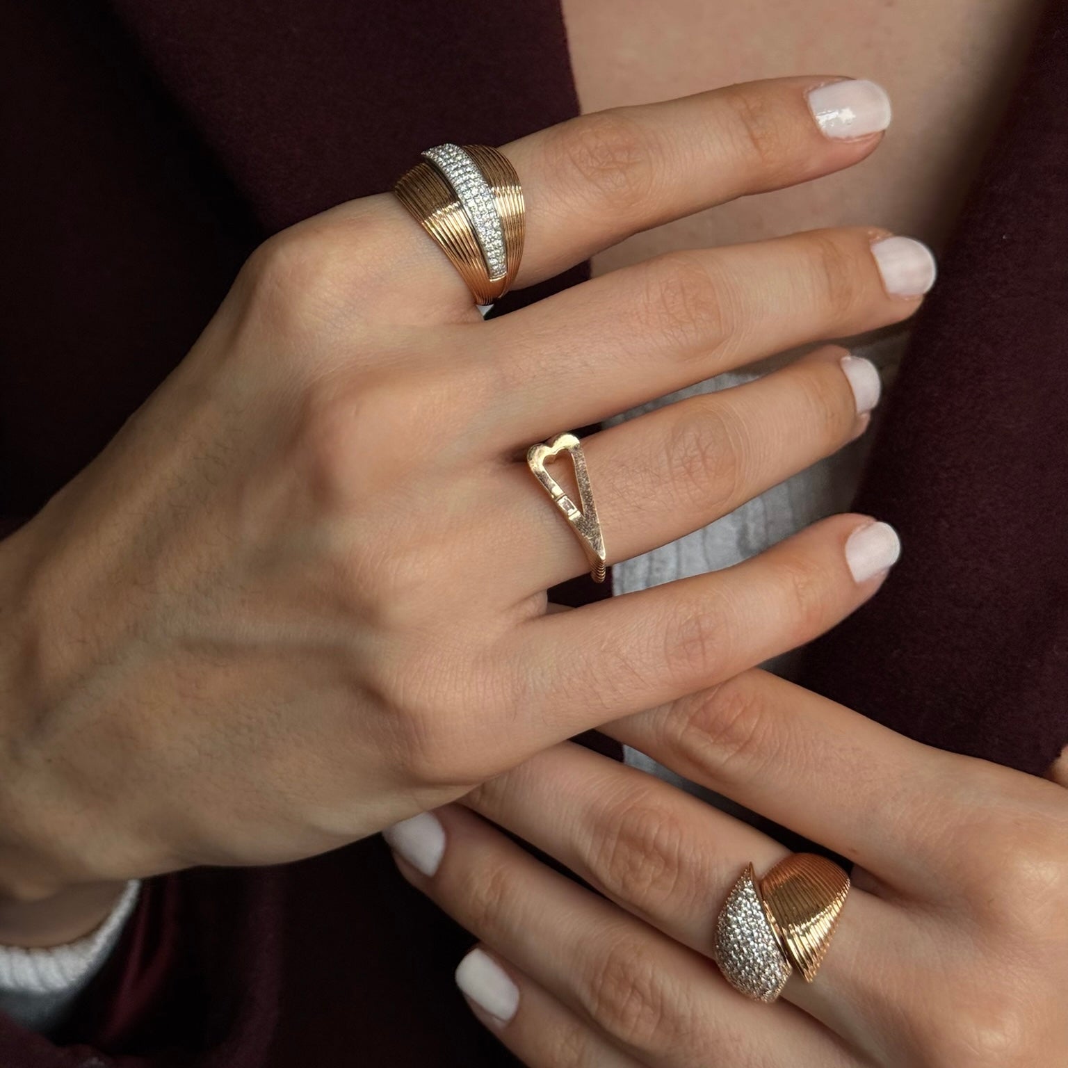 Nested yüzük parmakta görünüm - 14K altın pırlanta yüzük - Ala Fine Jewelry