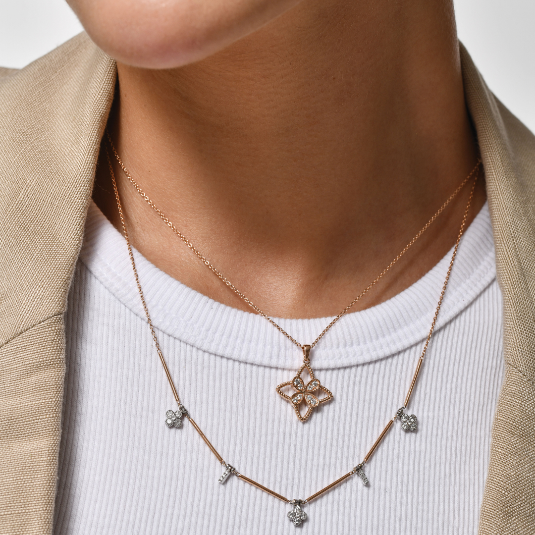 Clover Line Kolye boyunda görünümü - 14K altın pırlanta yonca kolye