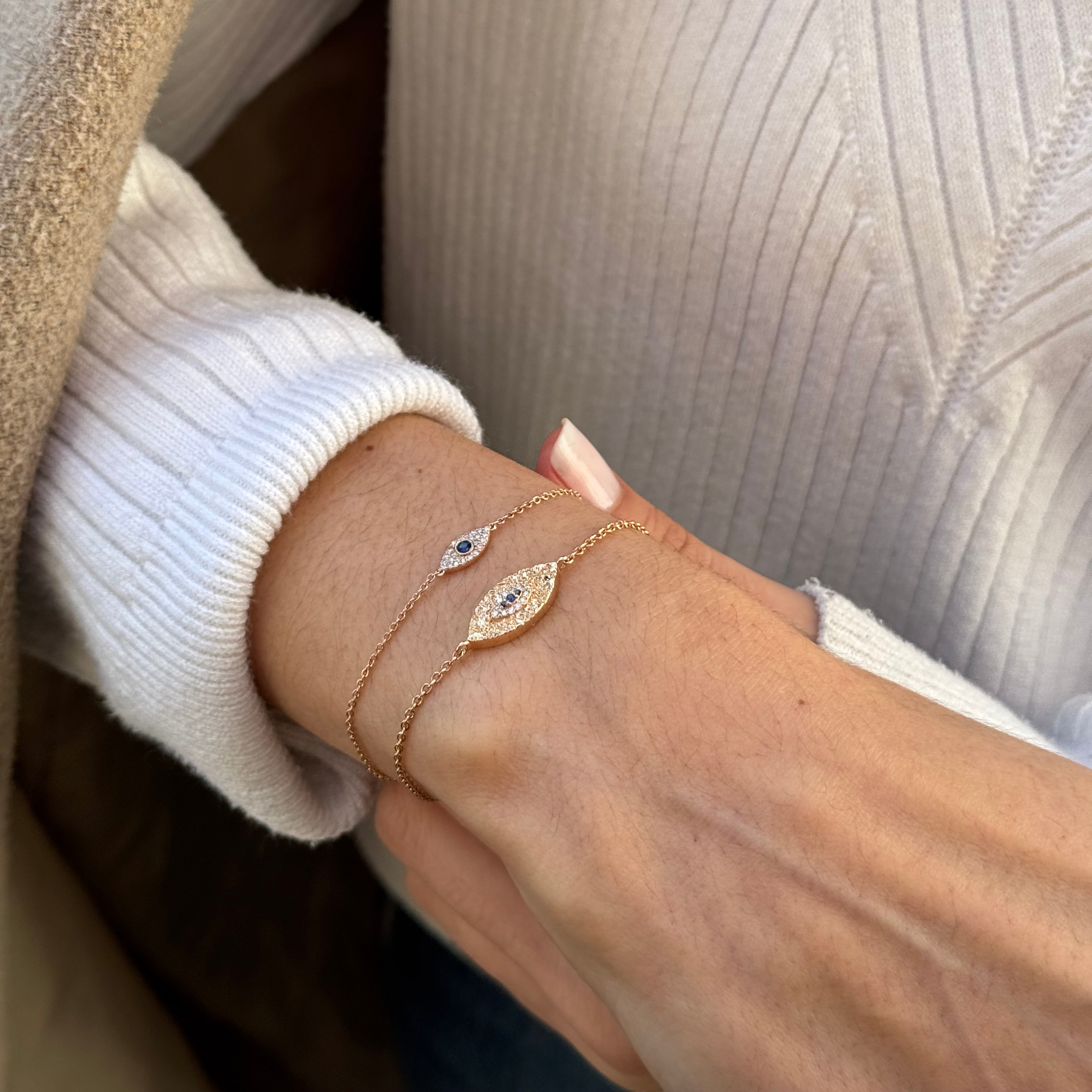 Regard pırlanta bileklik 14K altın safir detaylı - bilek üzerinde görünüm