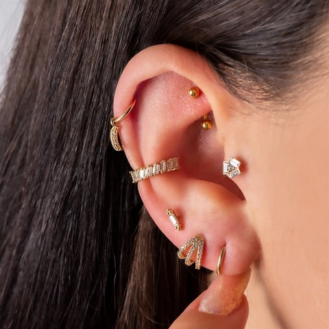 Dot Baguette Diamond Piercing kulakta görünümü - 14K altın tragus helix piercing