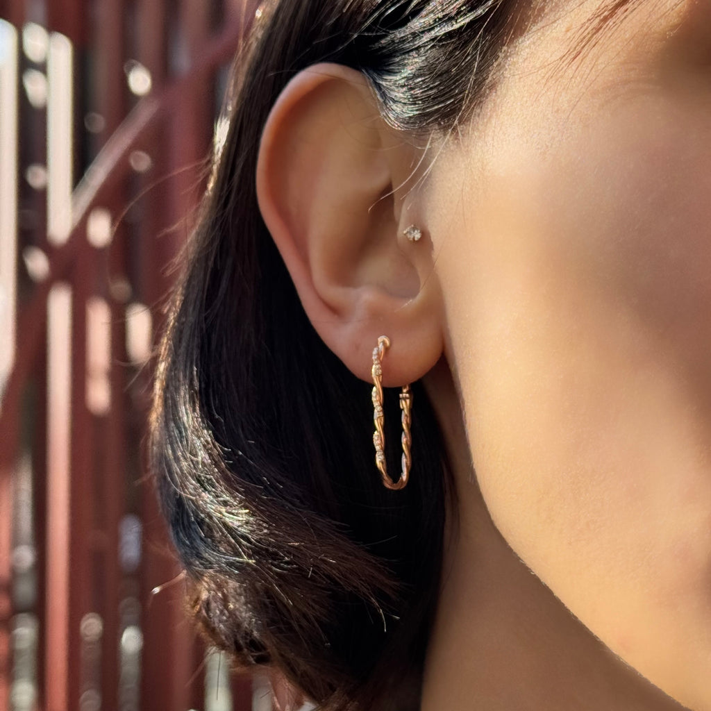 Braid pırlanta küpe 14K altın - kulak üzerinde görünüm