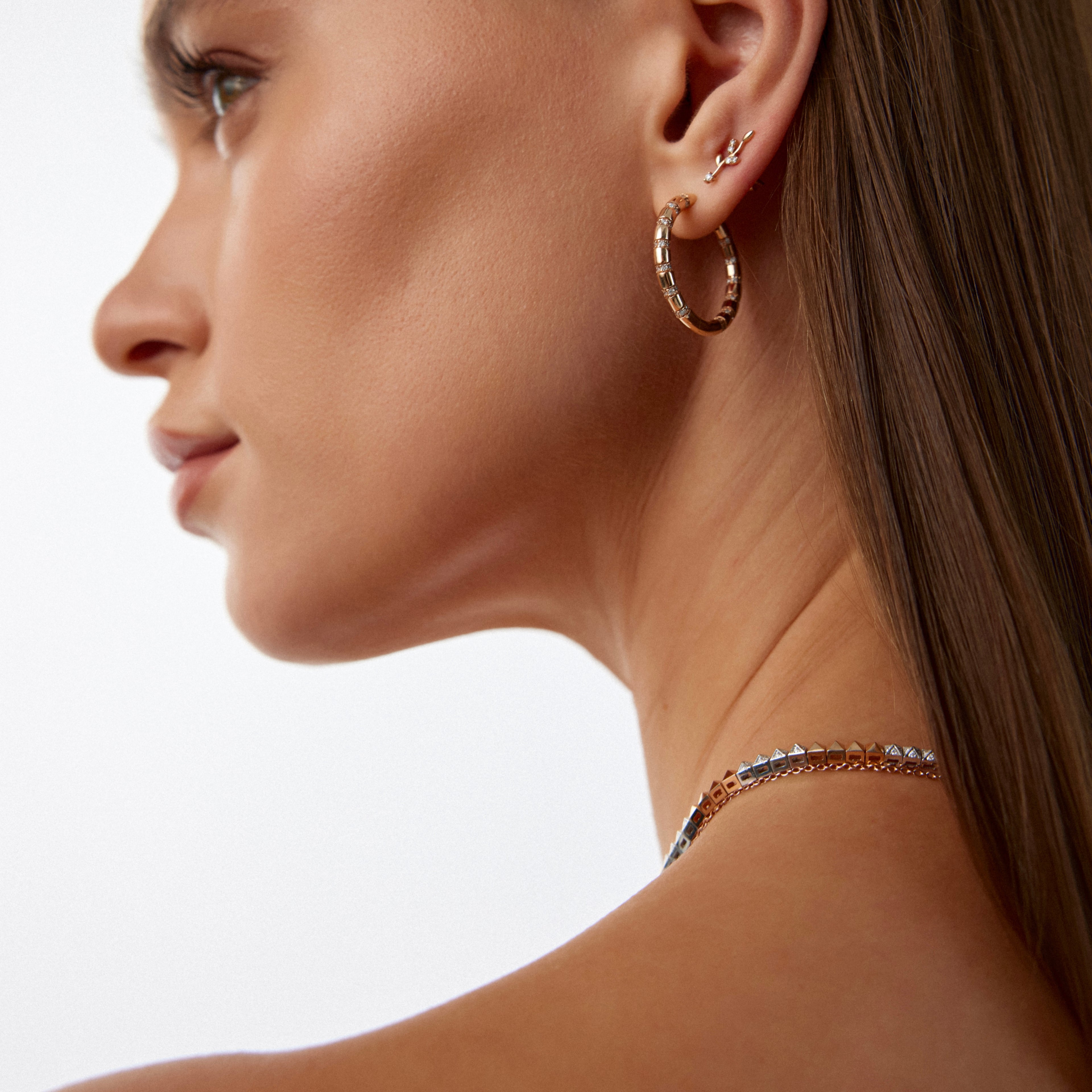 14K altın pırlanta taşlı Space Hoop halka küpe kulakta görünüm