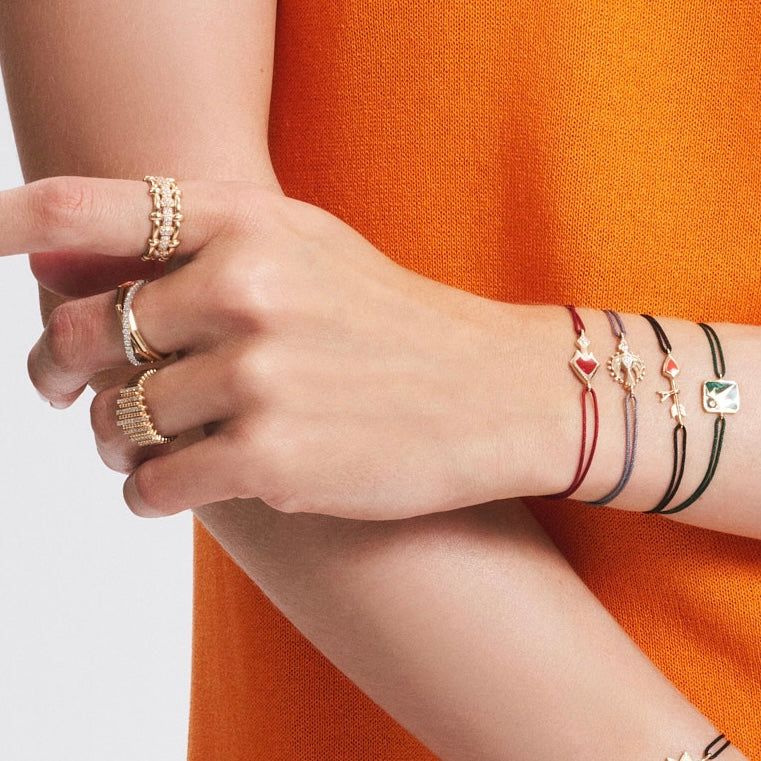 Sacred Lines yüzük parmakta görünüm - 14K altın baget pırlanta yüzük - Ala Fine Jewelry