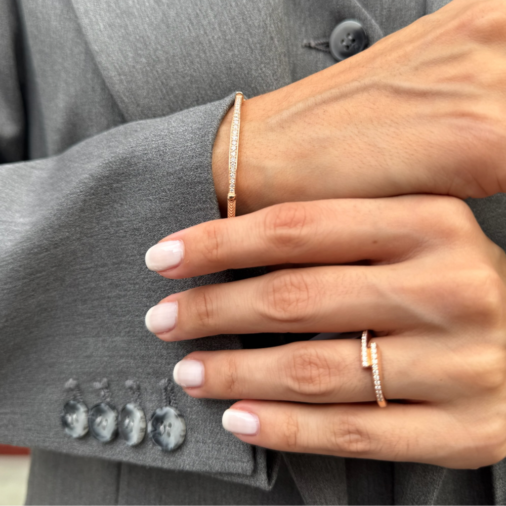 14K altın pırlanta taşlı Space bileklik bilekte görünüm