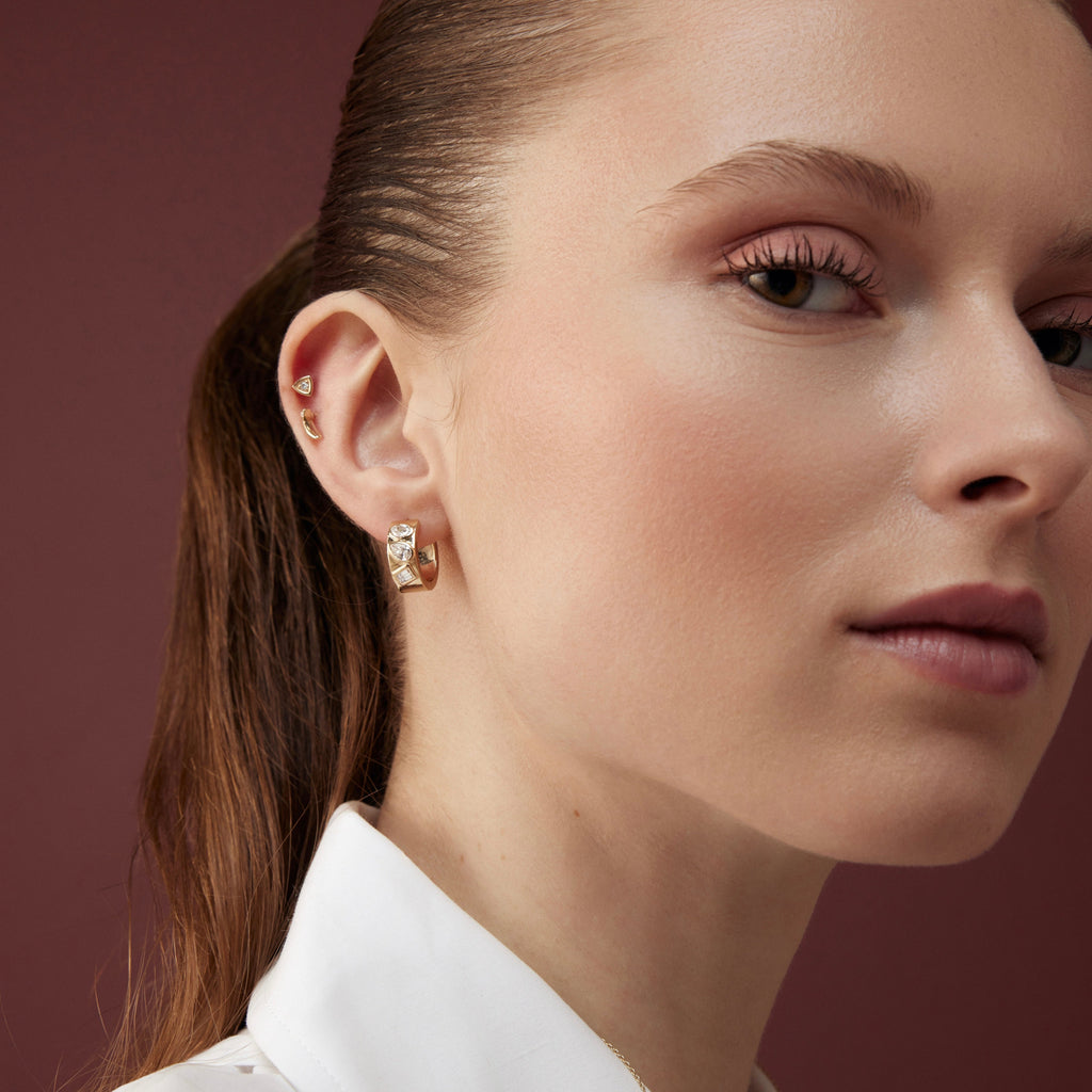 Talon altın küpe kulak üzerinde takılı görünüm