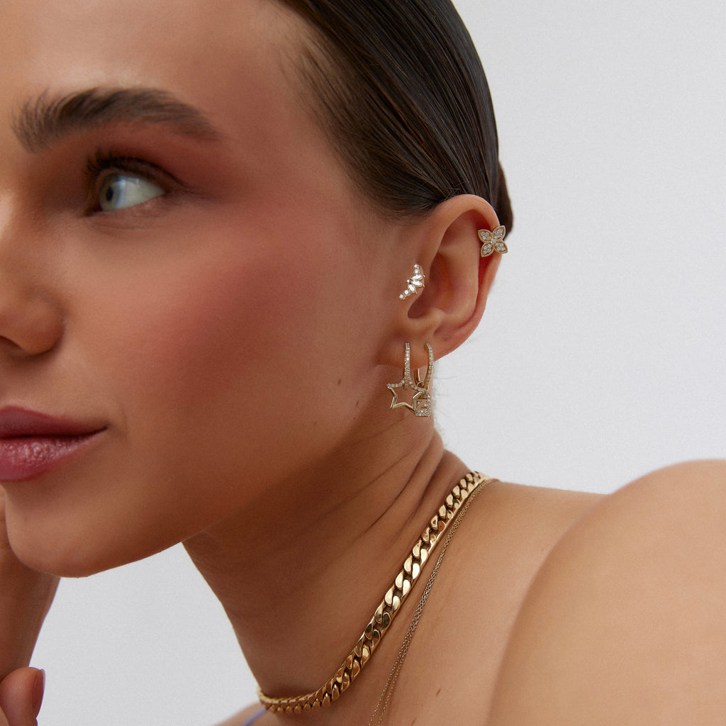 14K altın Foglio küpe - pırlanta detaylı zarif küpe, kulakta görünüm