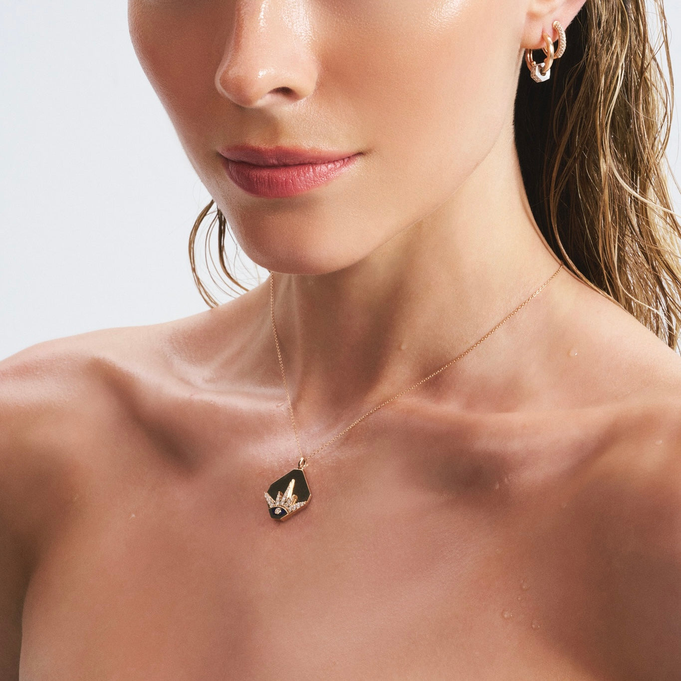 Solar Square pırlanta kolye boyunda görünümü, 14K altın üzerinde parlak kare tasarım