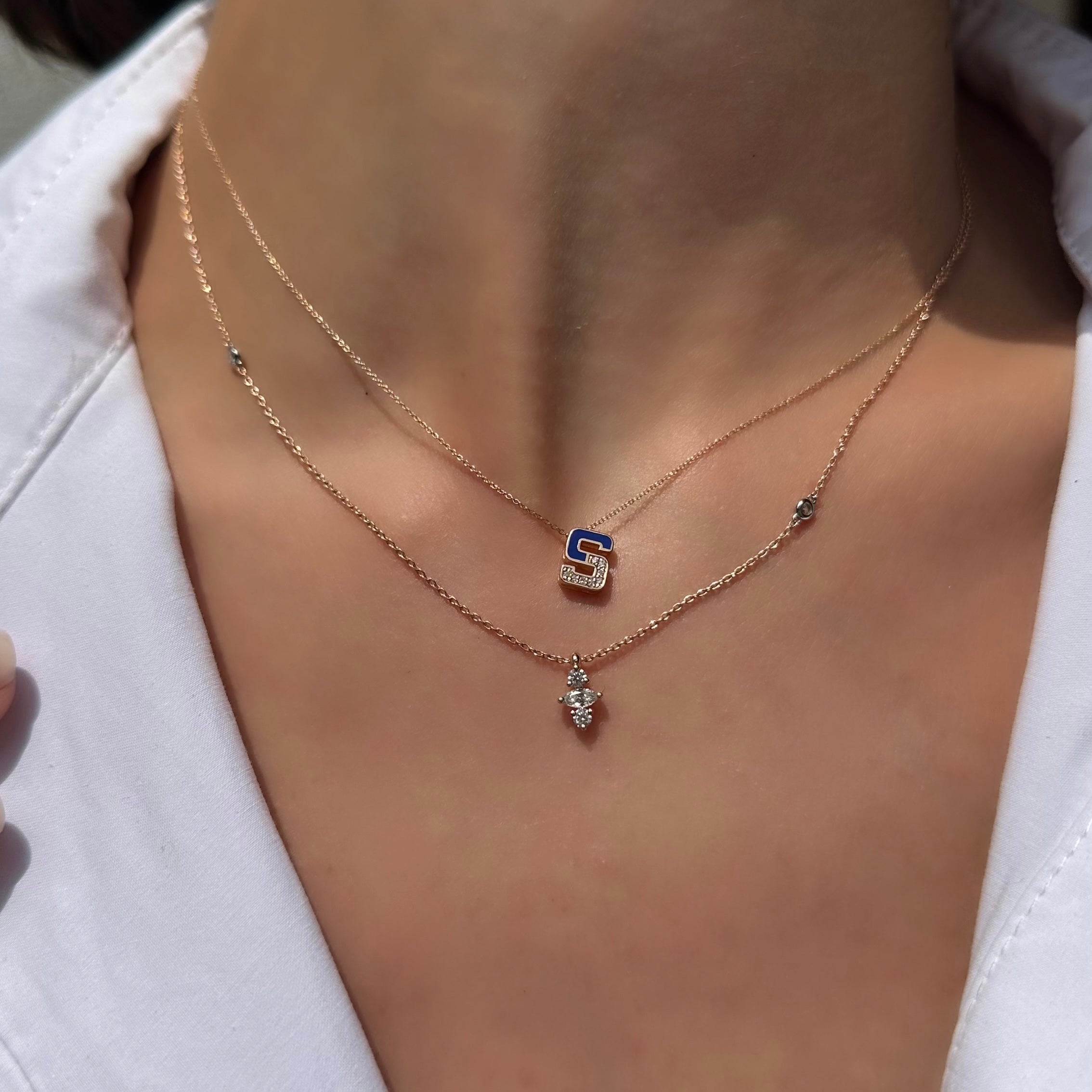 Navi pırlanta kolye boyunda görünümü, 14K altın zincir üzerinde parlak pırlanta