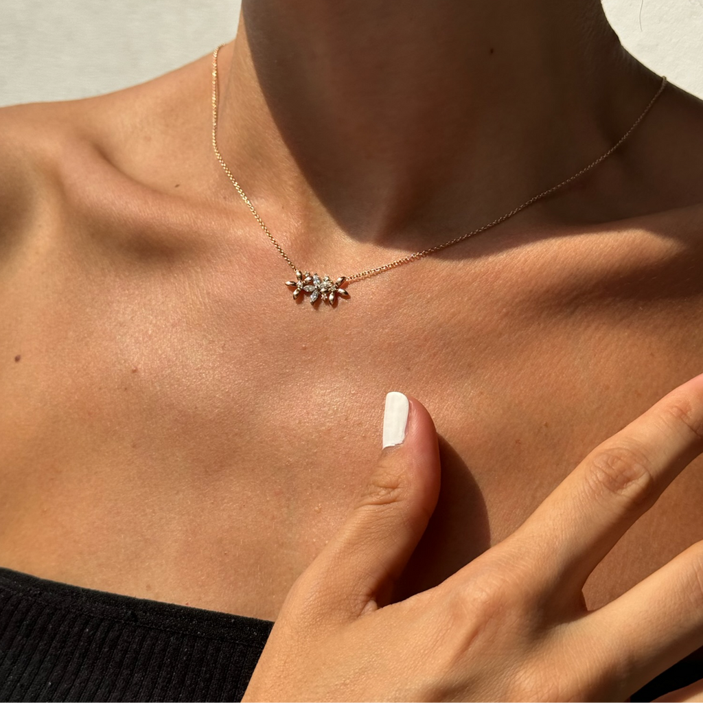 14K altın pırlanta taşlı Misk çiçek kolye boyunda görünüm