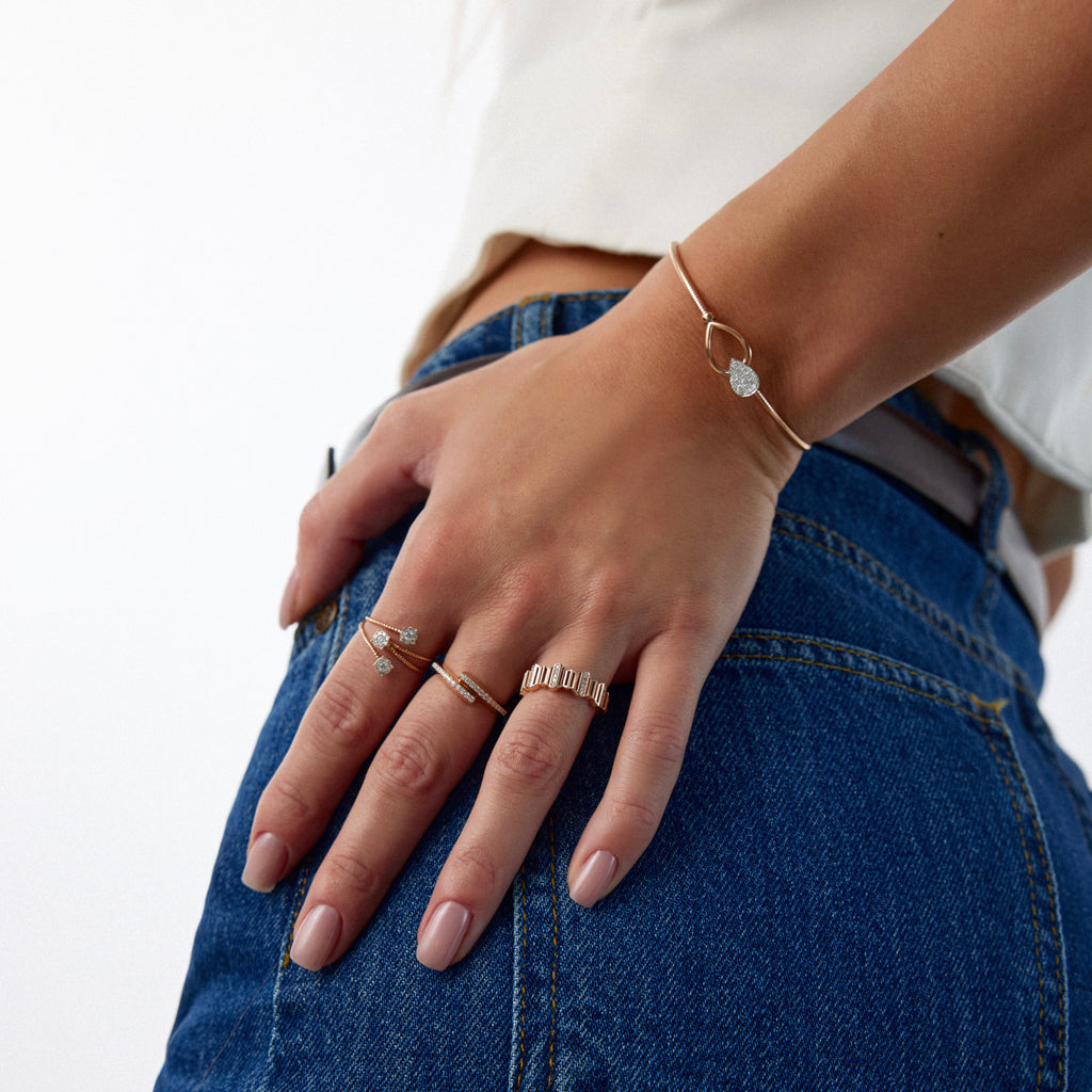 Unified 14K altın yüzük yakın çekim, pırlanta detayları, parmakta görünüm