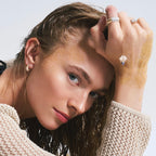 Golden Puff pırlanta küpe kulakta görünümü, 14K altın üzerinde parlak pırlanta dizilimi