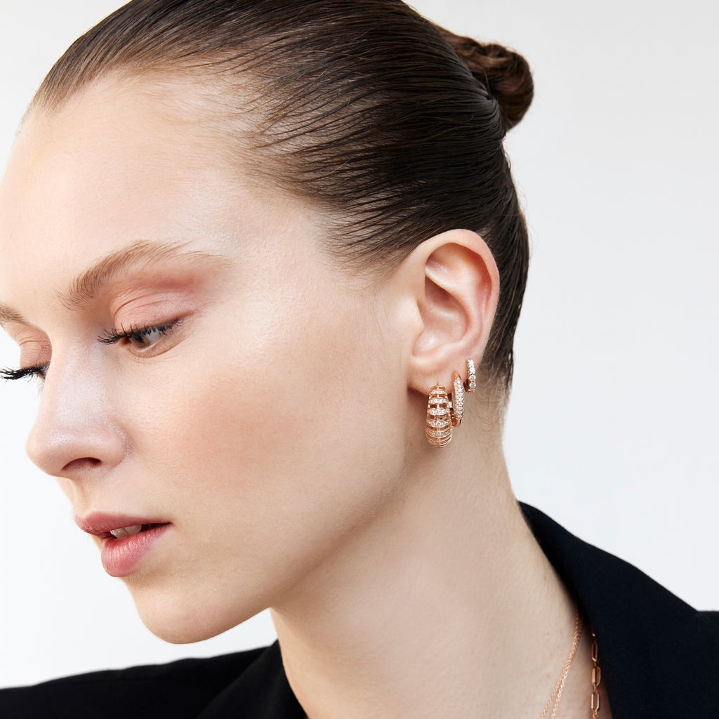 Cage Küpe - 1.40 ct E-VS pırlanta işlemeli 14K altın küpe yakın çekim