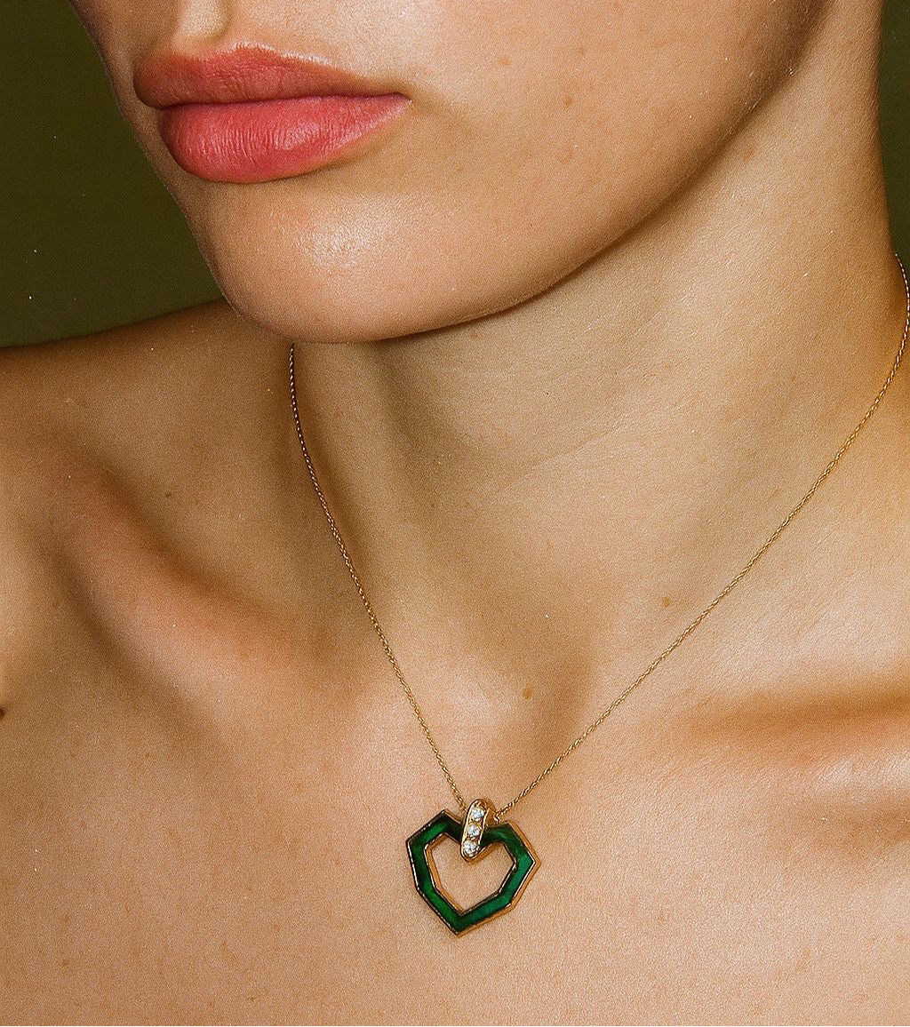 Emerald Love pırlanta kolye boyunda görünümü, 14K altın üzerinde zarif tasarım