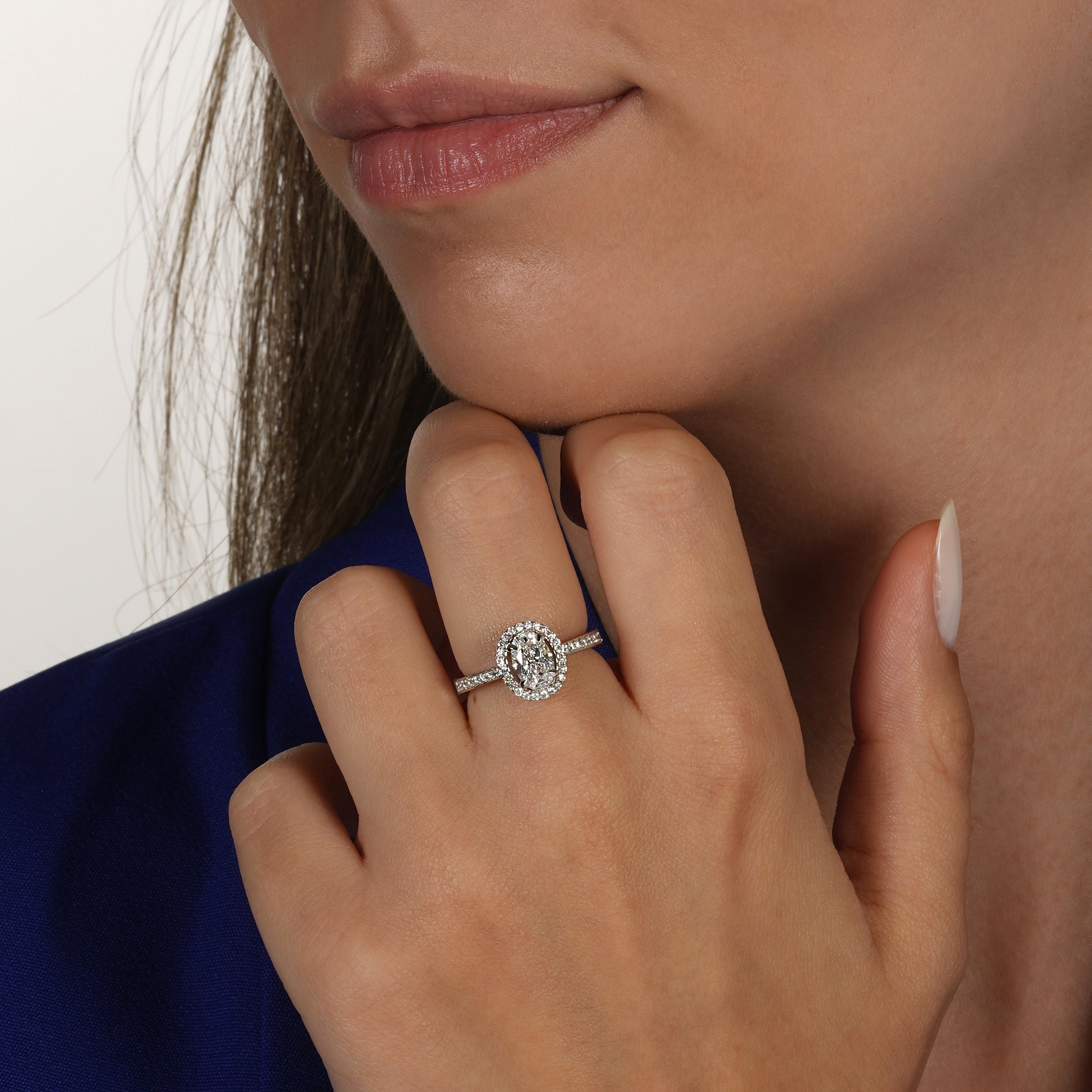 1.00 ct D-SI2 HRD sertifikalı oval kesim pırlanta tektaş yüzük 14K altın yan taşlı - modelde görünümü