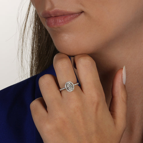 1.00 ct D-SI2 HRD sertifikalı oval kesim pırlanta tektaş yüzük 14K altın yan taşlı - modelde görünümü