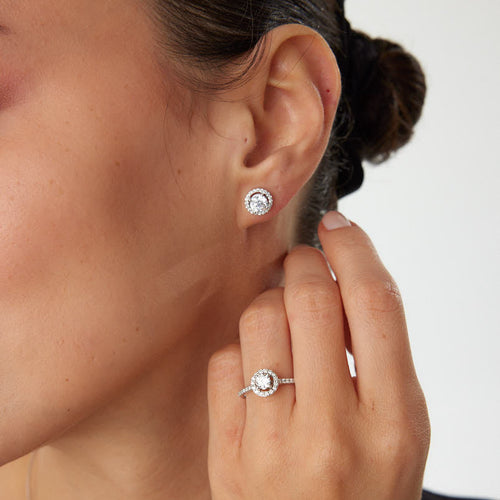 1.01 ct G-SI1 pırlanta tektaş küpe 14K altın yan taşlı - modelde görünümü