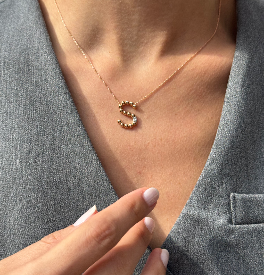 14K altın pırlanta taşlı Bamblo Side harf kolye boyunda detay görünümü, S harfi