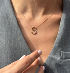 14K altın pırlanta taşlı Bamblo Side harf kolye boyunda detay görünümü, S harfi