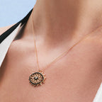 Shadow Eye pırlanta kolye boyunda görünümü, 14K altın üzerinde göz motifli tasarım