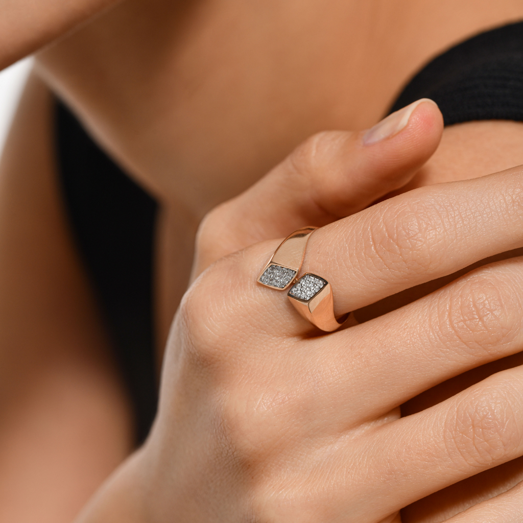 Quadro Yüzük parmakta görünümü - 14K altın pırlanta yüzük