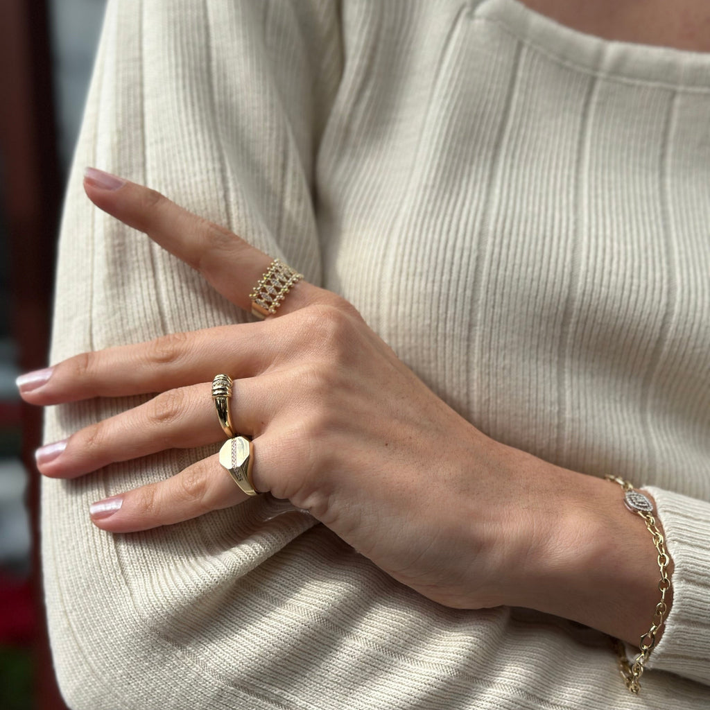 Middle Screw Yüzük parmakta görünümü - 14K altın pırlanta yüzük