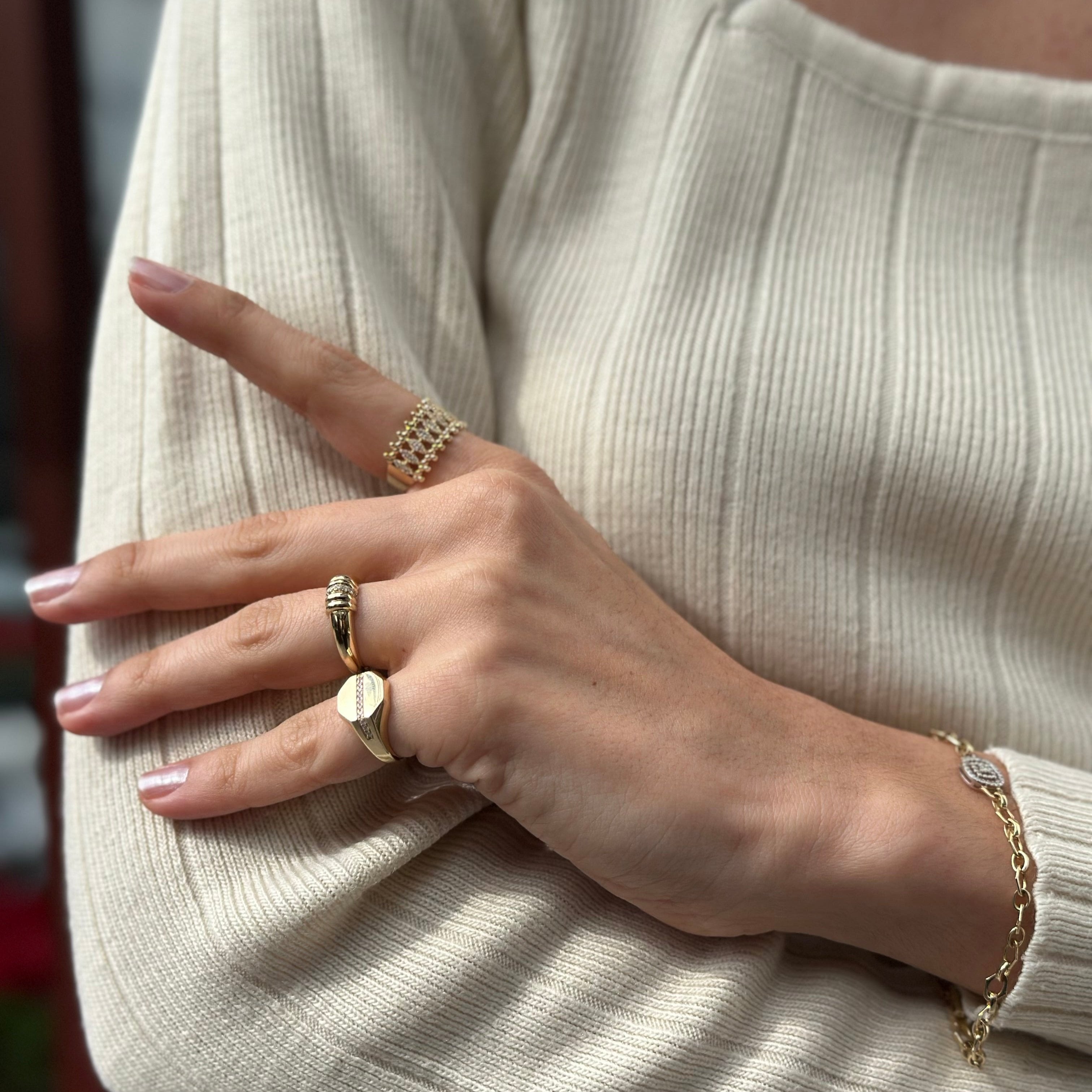 Middle Screw Yüzük parmakta görünümü - 14K altın pırlanta yüzük