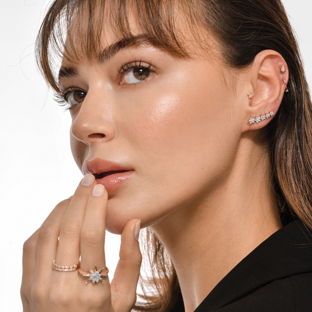 Starry Diamond Küpe kulakta görünümü - 14K altın pırlanta yıldız küpe