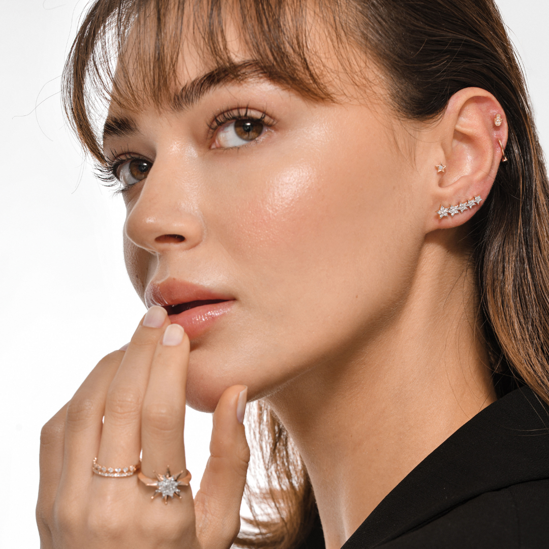 Starry Diamond Küpe kulakta görünümü - 14K altın pırlanta yıldız küpe