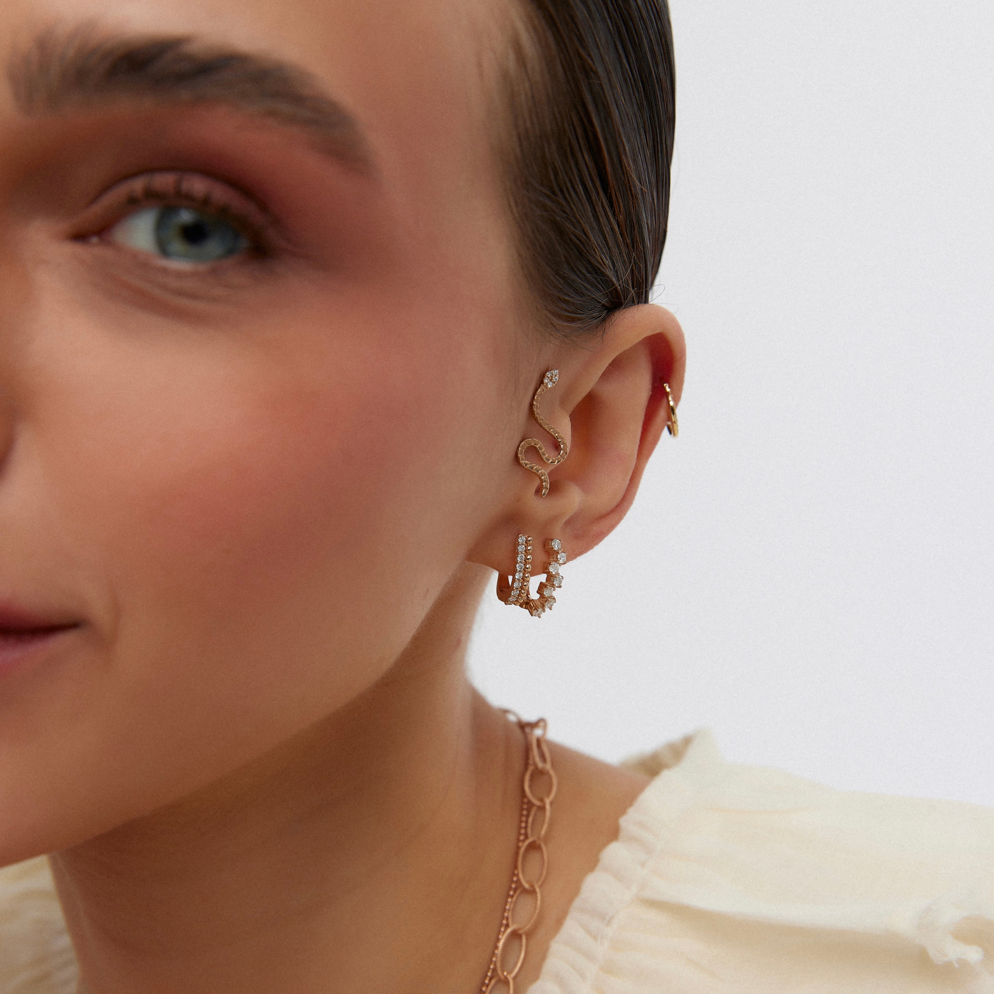 14K altın Zigzag Cluster halka küpe - zigzag tasarımlı pırlanta detaylı küpe, kulakta görünüm