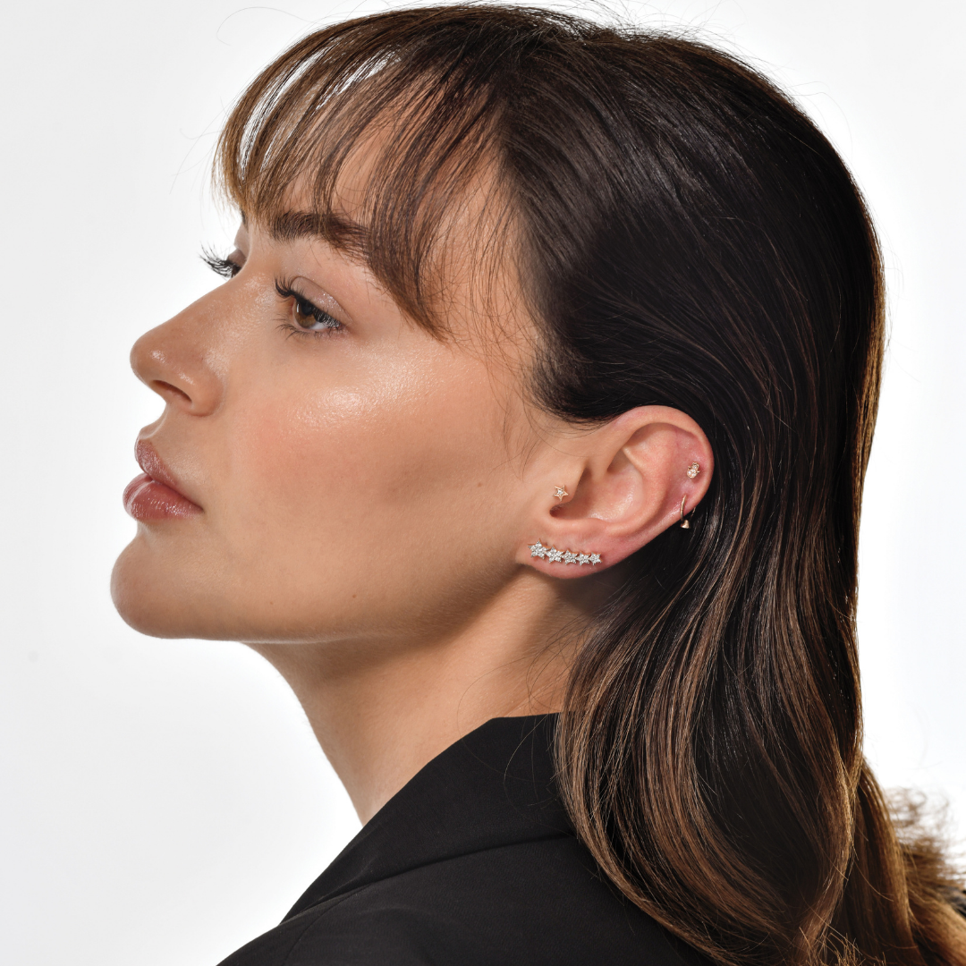 Starry Diamond Küpe kulakta görünümü - 14K altın pırlanta yıldız küpe