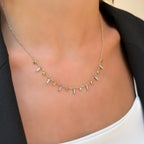 Pulona pırlanta kolye boyunda görünümü, 14K altın zincir üzerinde parlak pırlanta