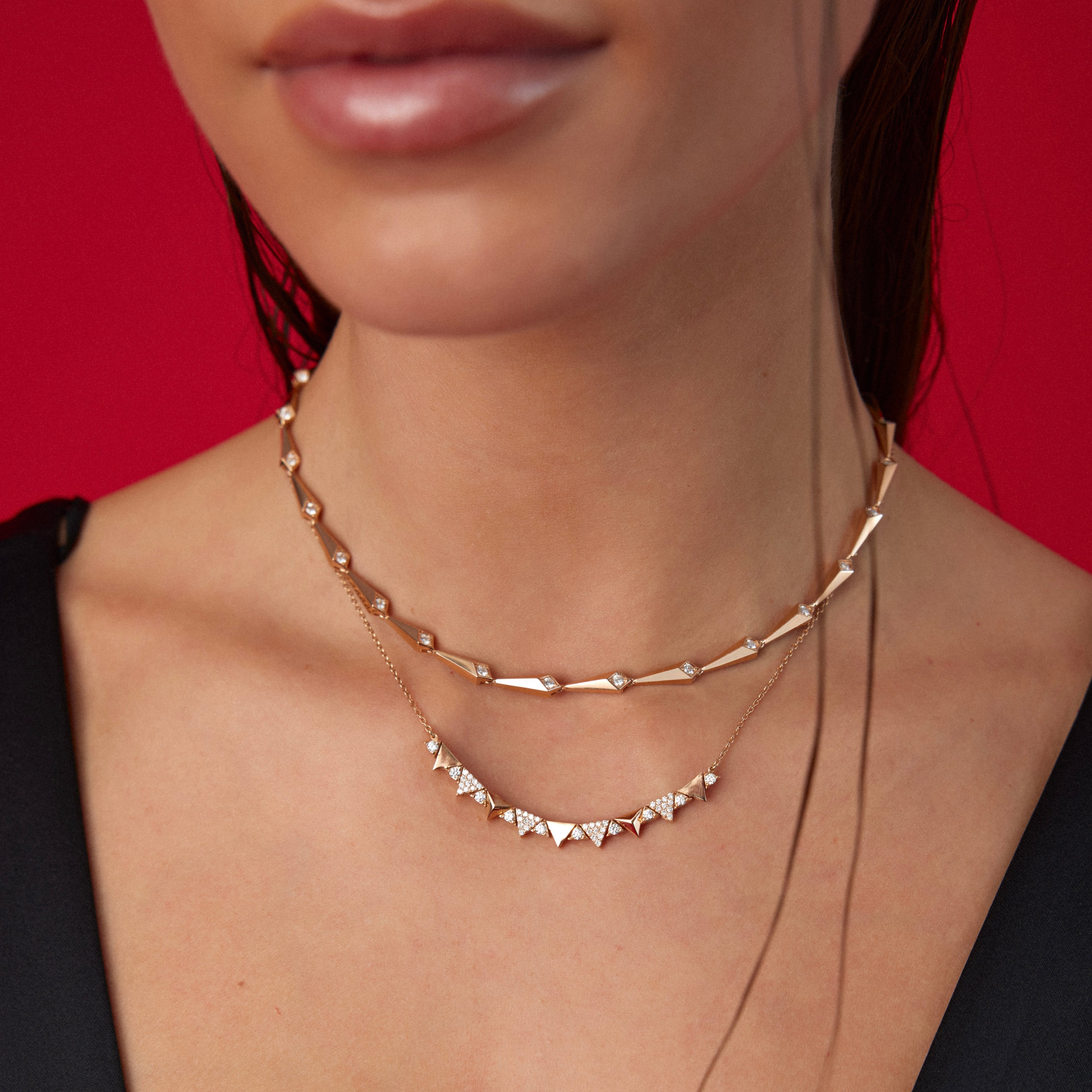 14K altın Triangle Twister kolye - üçgen tasarımlı pırlanta detaylı kolye, boyunda görünüm