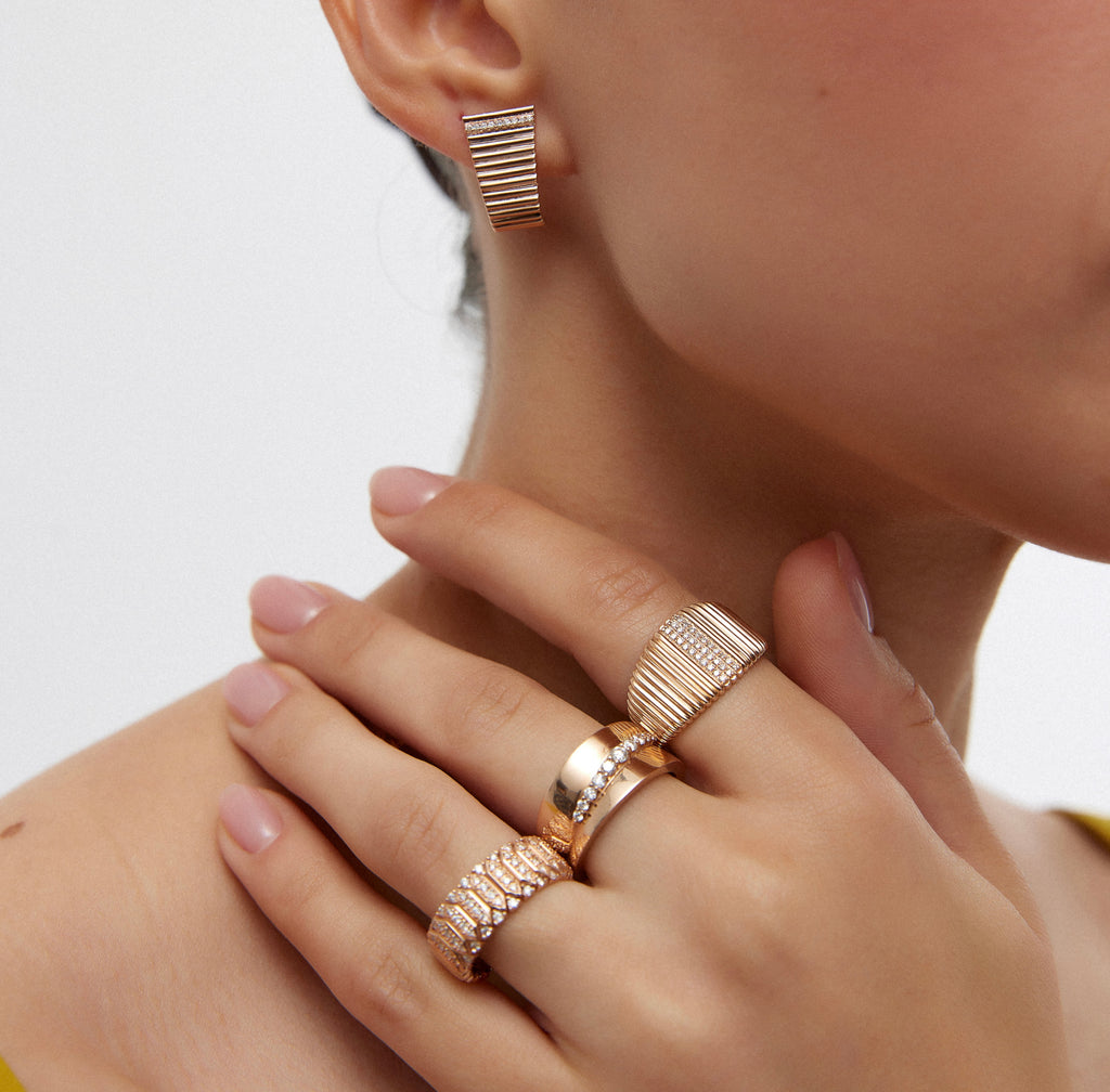 Way Diamond Yüzük parmakta görünümü - 14K altın pırlanta yüzük