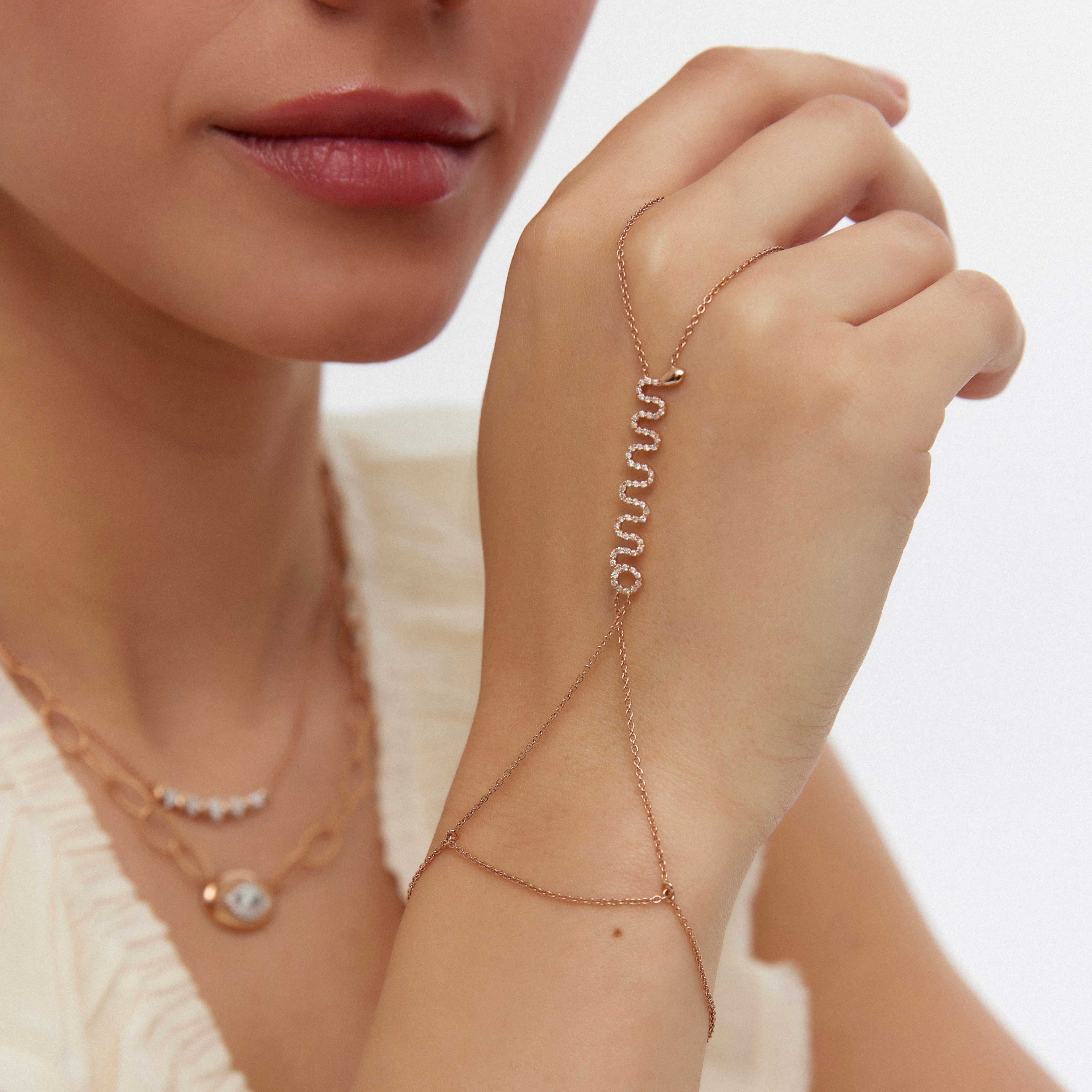 14K altın Snaky Şahmeran bileklik - yılan tasarımlı pırlanta detaylı şahmeran, elde görünüm