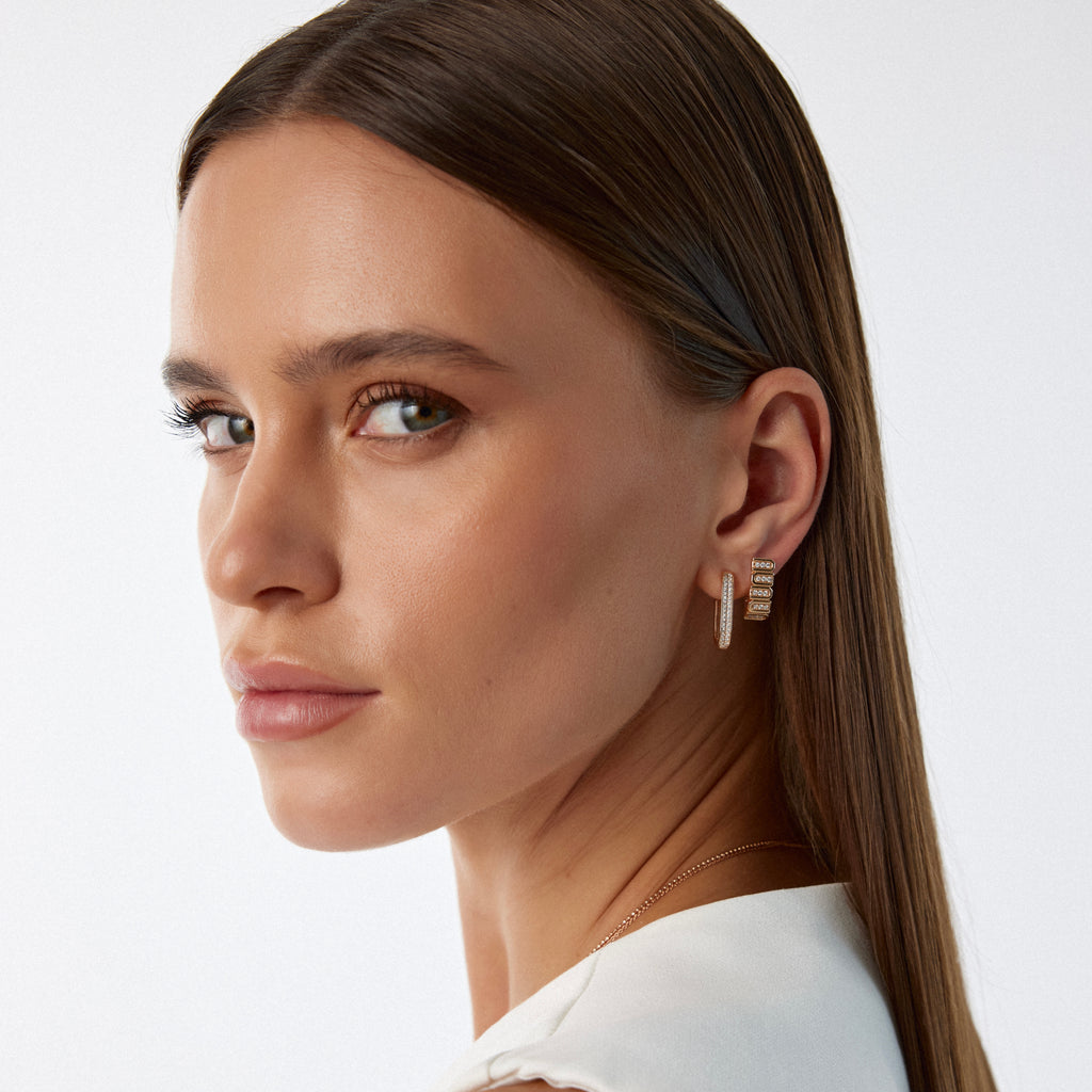 Seed küpe kulakta detay görünümü, 14K altın ve pırlanta işçiliği
