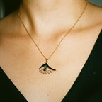 Verdant Eye pırlanta kolye boyunda görünümü, 14K altın üzerinde göz motifli tasarım