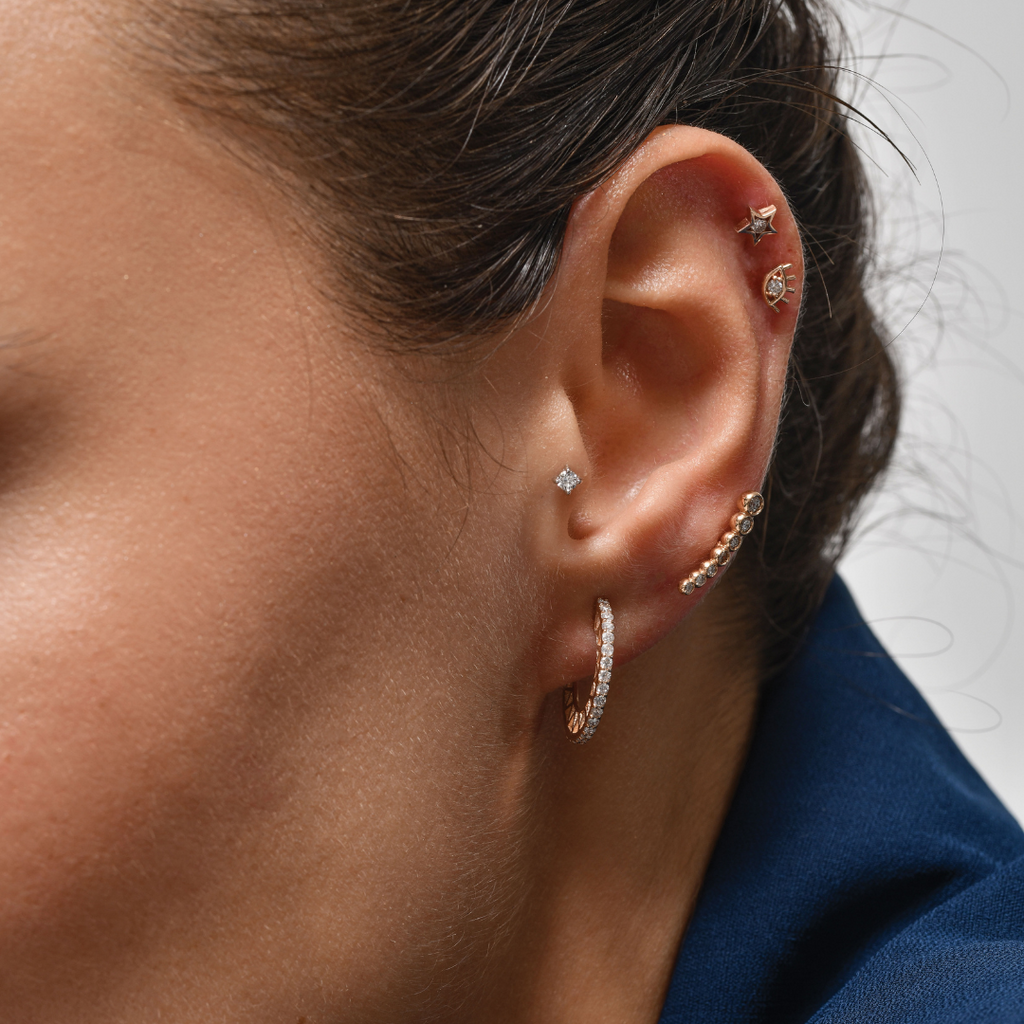 Arc Hoop Küpe kulakta görünümü - 14K altın pırlanta halka küpe