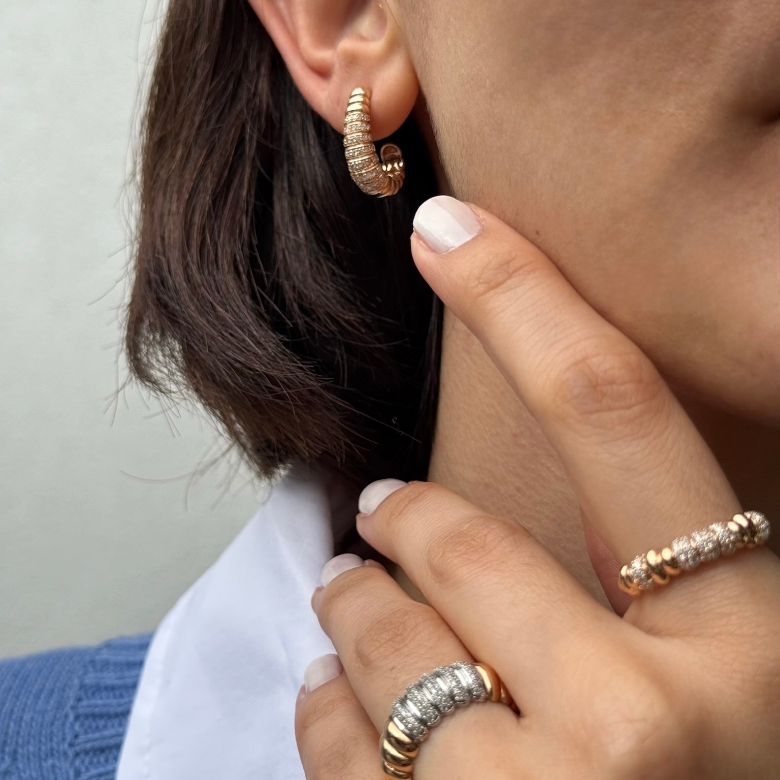 Croissant Diamond küpe detay görünüm - 14K altın pırlanta küpe - Ala Fine Jewelry