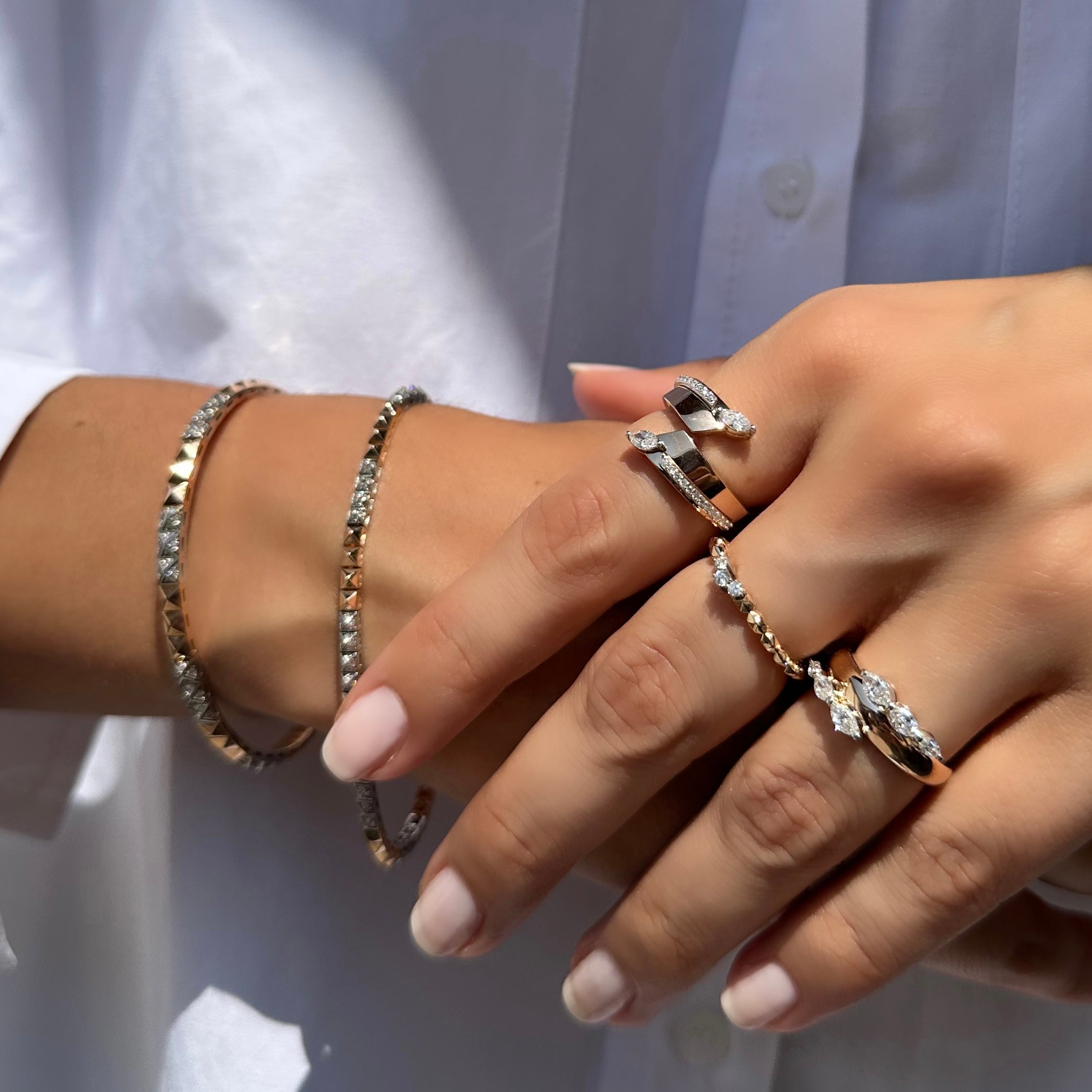 Eclipse pırlanta yüzük parmakta görünümü, 14K altın üzerinde parlak pırlanta dizilimi