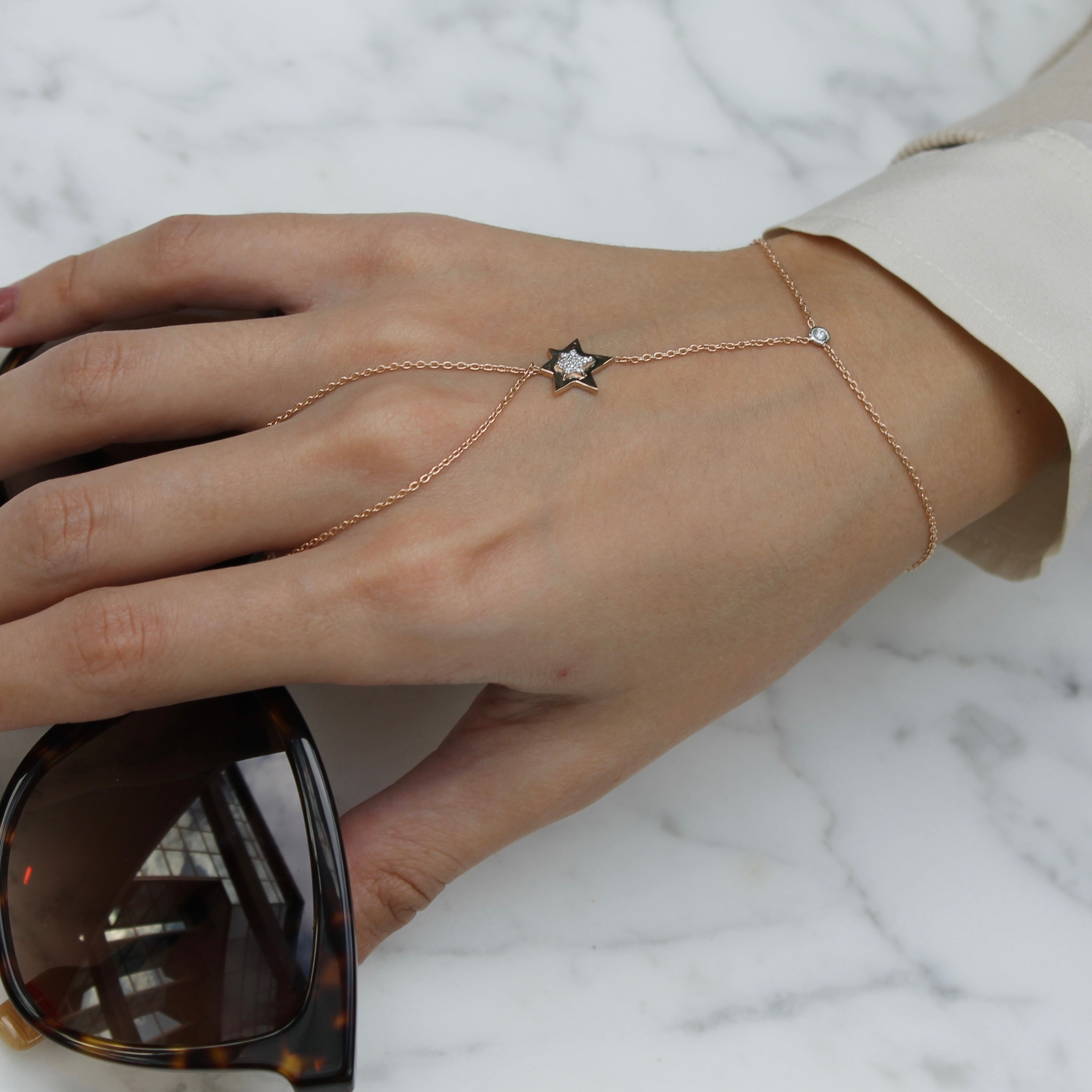 Asteria Şahmeran elde görünümü - 14K altın pırlanta şahmeran