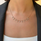 Marvess pırlanta kolye boyunda görünümü, 14K altın zincir üzerinde parlak pırlanta