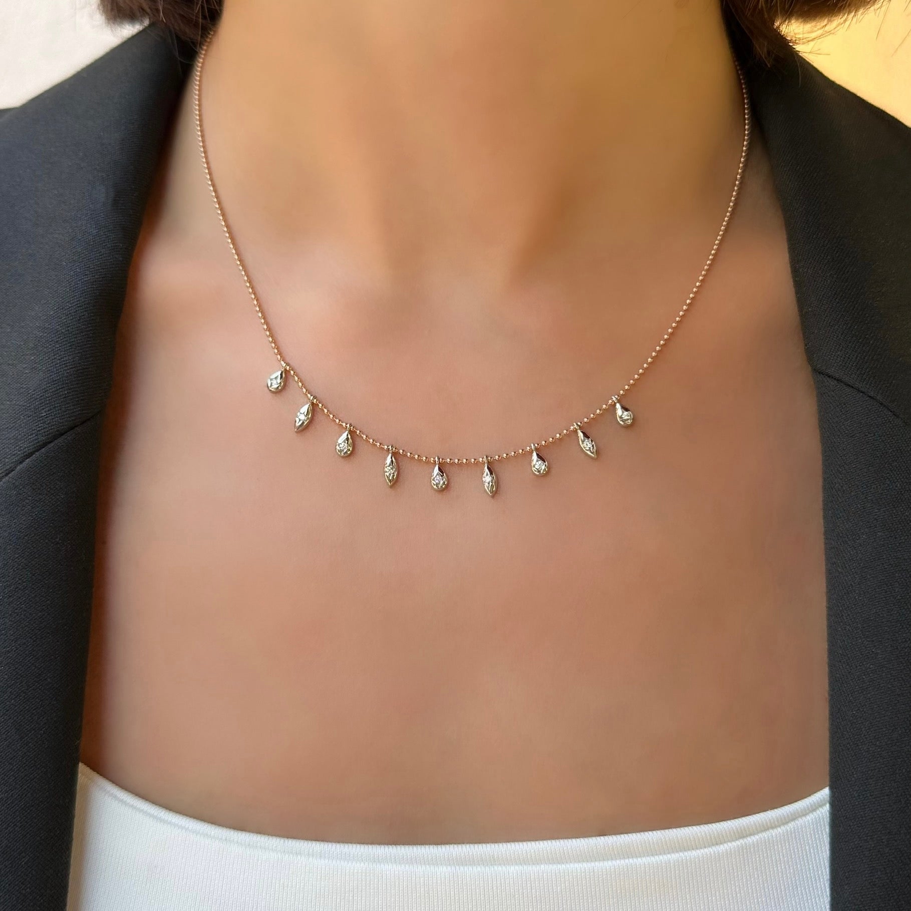 Marvess pırlanta kolye boyunda görünümü, 14K altın zincir üzerinde parlak pırlanta